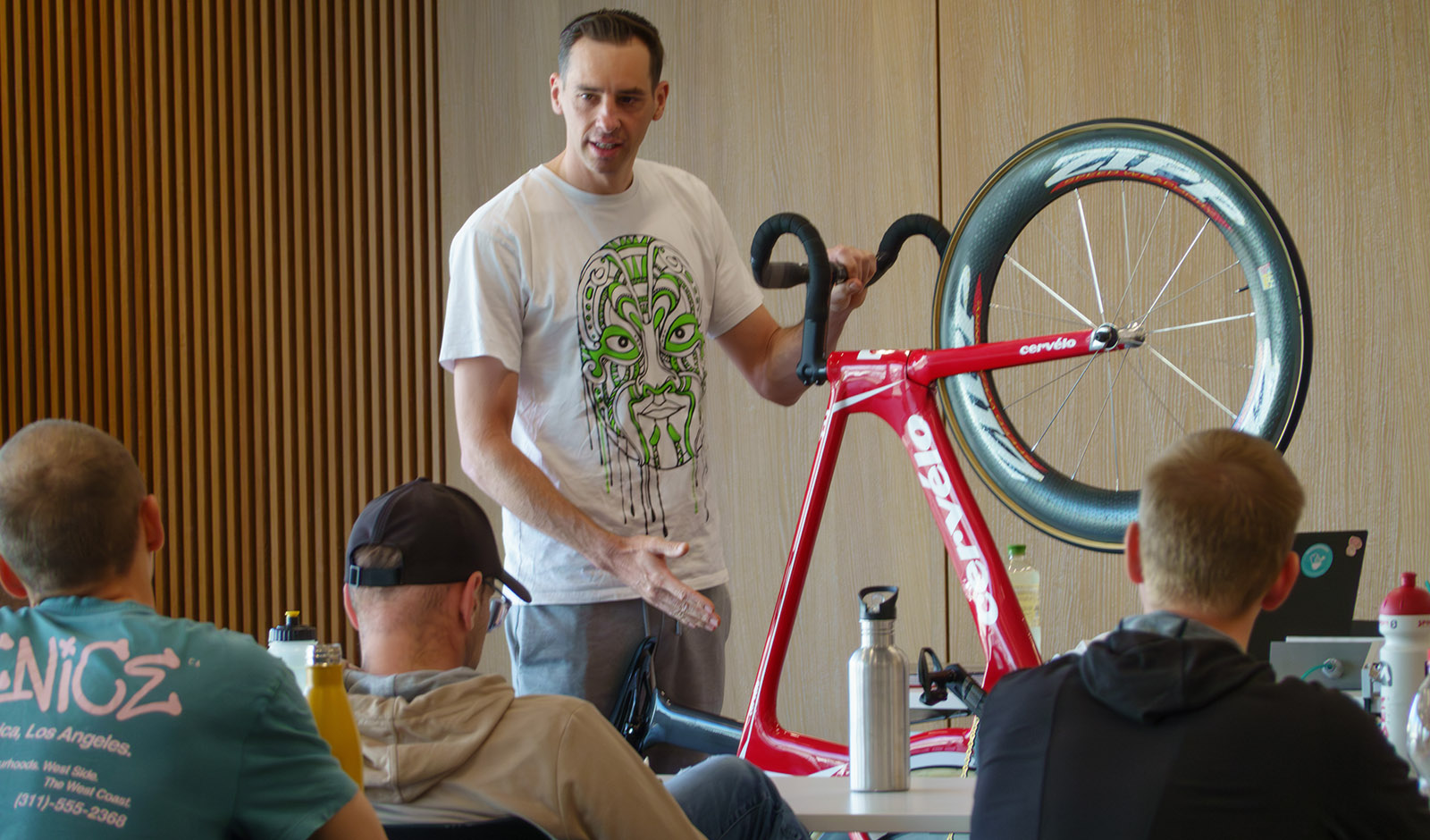 Andreas Graf mit einem Bahnrad im Instruktor:innen-Kurs